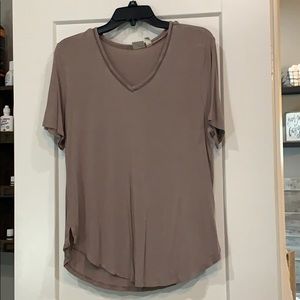 Versona v-neck tee size medium